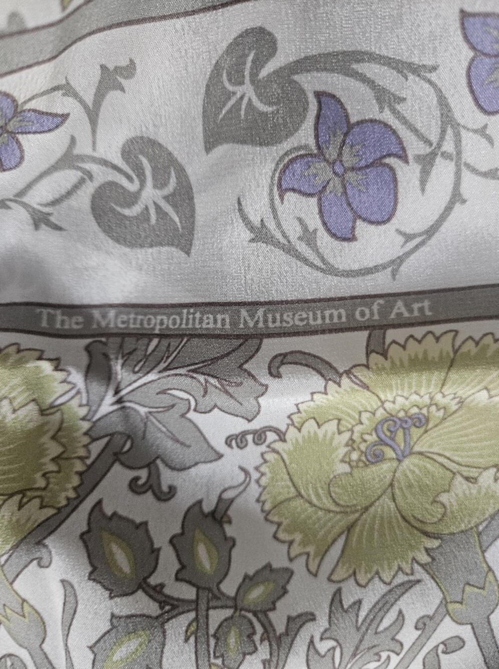 METROPOLITAN MUSEUM OF ART William Morris Floral Silk Scarf | SZ 60" - Picture 4 of 5